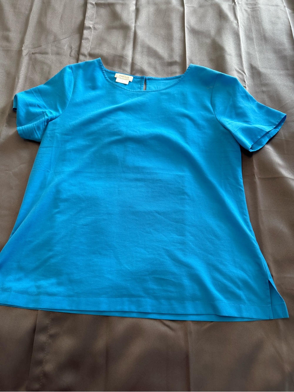 EUC Van Heusen Women’s Vibrant Blue Short Sleeve Blouse – Scoop Neck Pullover- L - Picture 3 of 9